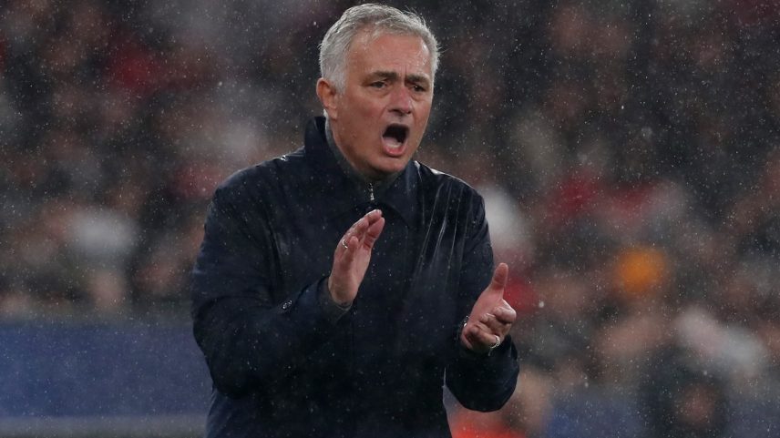 José Mourinho incentiva o time do Benfica na vitória sobre o Real Madrid na Champions League — Foto: REUTERS/Pedro Rocha