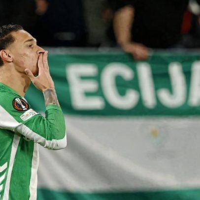 Antony decide com golaço e assistência; Betis avança às oitavas na Liga Europa
