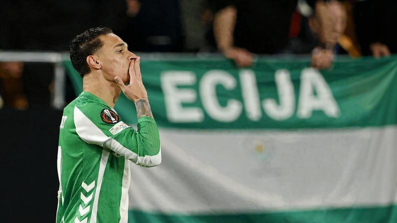 Antony comemora gol em Real Betis x Feyenoord na Liga Europa — Foto: Reuters