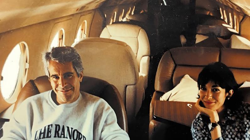Jeffrey Epstein e Ghislaine Maxwell aparecem nesta imagem divulgada pelo Departamento de Justiça em Washington, em 19 de dezembro de 2025 Departamento de Justiça dos EUA/Divulgação via REUTERS