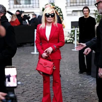 Donatella Versace homenageia Valentino em seu vermelho característico