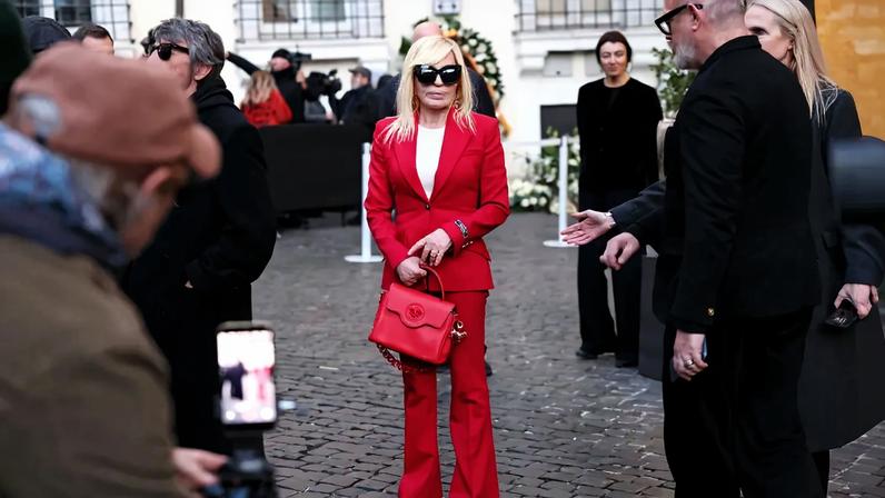 Donatella Versace honored the late Valentino Garavani by wearing a bright red suit in Rome.
