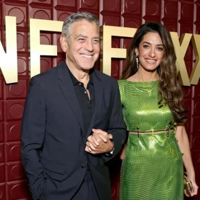Vestido de Amal Clooney no afterparty do Golden Globes 2026 preso por alfinetes