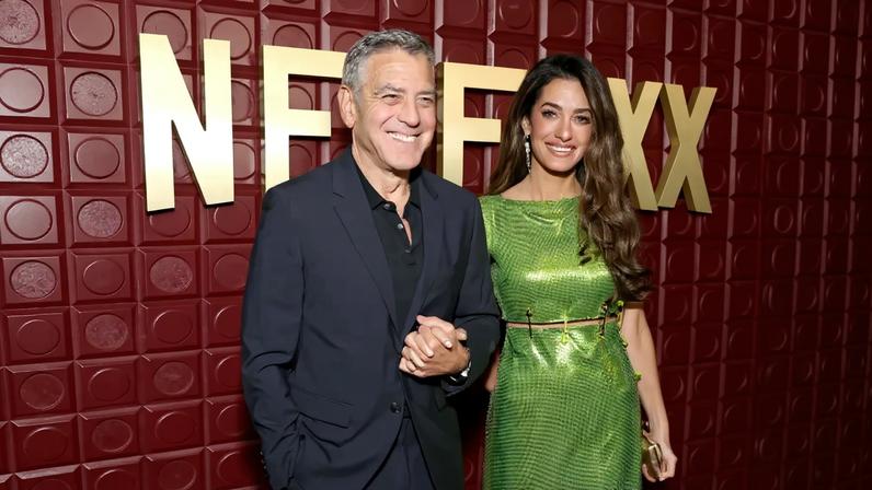 Vestido de Amal Clooney no afterparty do Golden Globes 2026 preso por alfinetes