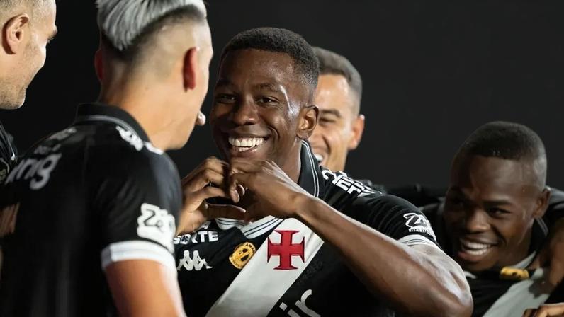 Carlos Cuesta comemora gol marcado pelo Vasco contra o Ceará (Foto: Jorge Rodrigues/Agif/Gazeta Press)