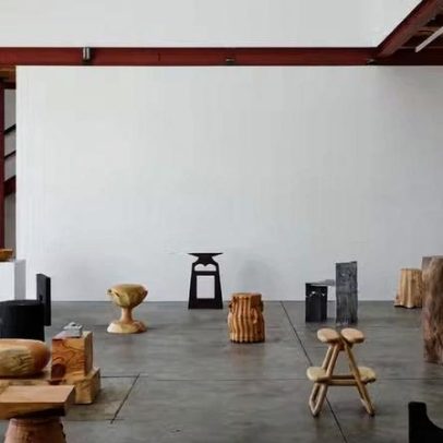 Exposição em Los Angeles exibe móveis de madeira recuperada de incêndios