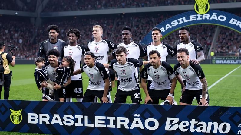 Elenco do Corinthians em jogo do Brasileirão 2024. (Foto: Wanderson Oliveira/PxImages/GazetaPress)