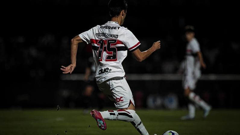Rodriguinho com a camisa do São Paulo