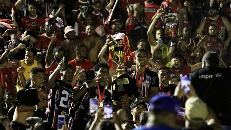 Atlético de Alagoinhas levanta troféu do Campeonato Baiano (Foto: Renan Oliveira/AGIF)