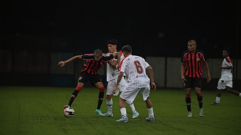 Vitória e Atlético de Alagoinhas em ação pela Copinha (Foto: SAULO DIAS/MOCHILA PRESS)