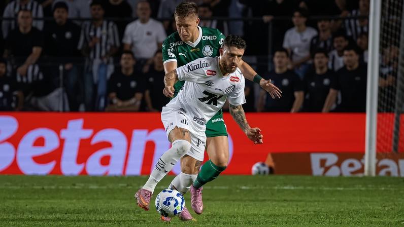 Zé Rafael em ação pelo Santos diante do Palmeiras no Brasileirão 2025 (Foto: LEO BARRILARI/Gazeta Press)