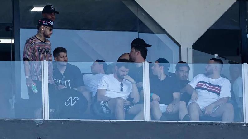 Neymar na Vila Belmiro para acompanhar jogo do Santos (Foto: Léo Barrilari/GazetaPress)