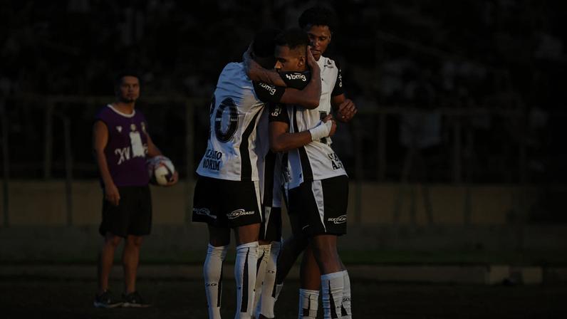 Jogadores do Corinthians na Copinha se abraçam em campo (Foto: Fernando Vieira Sa/Agência F8/Gazeta Press)