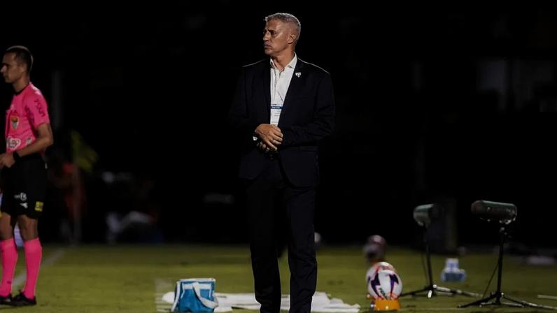 Crespo falou em blindar o elenco (Foto: Douglas Ribeiro/Agência F8/Gazeta Press)