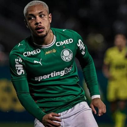 Vitor Roque deixa Arena Barueri sem mancar após sair com dores no joelho