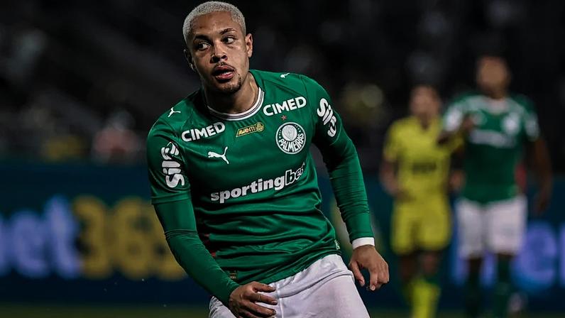 Vitor Roque em ação pelo Palmeiras (Foto: Fabio Giannelli/AGIF)