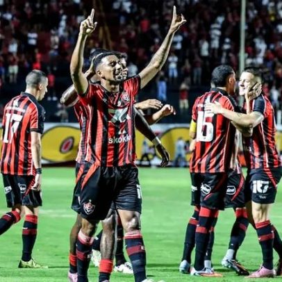 Vitória estreia time principal e goleia Juazeirense no Baianão