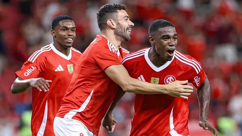 Félix Torres comemora gol na estreia no Internacional (Foto: WILLIAN ABI/Pera Photo Press/Gazeta Press)