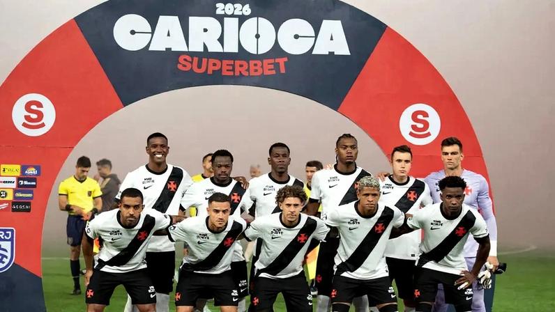 Jogadores do Vasco antes de enfrentar o Flamengo (Foto: DELMIRO DOS SANTOS JUNIOR/MOCHILA PRESS)