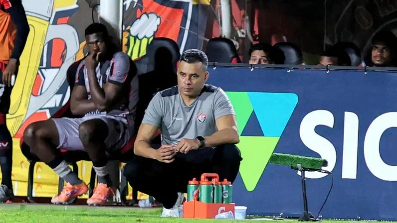 Jair Ventura observa o Vitória contra a Juazeirense no Barradão (Foto: Márcio José/AGIF/Gazeta Press)