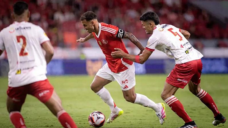 Alan Patrick comanda o meio-campo do Inter (Foto: Ricardo Duarte/SC Internacional)