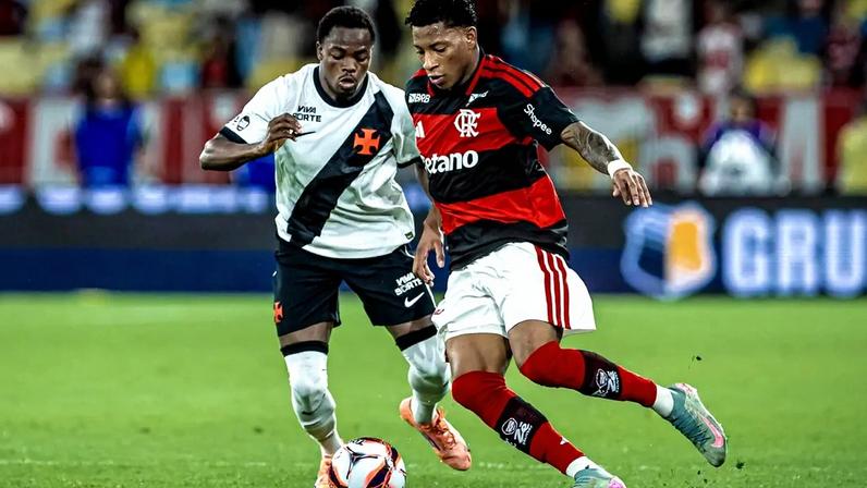 Plata e Gómez disputam a bola na partida entre Vasco e Flamengo (Foto: Affonso Andrade/Agência F8/Gazeta Press)