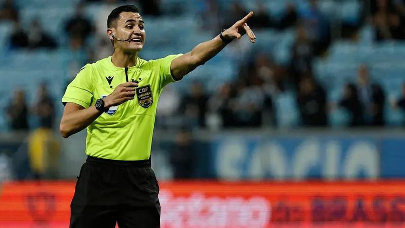 Juiz apitou clássico polêmico em 2024 (Foto: Roberto Vinícius/AGAFOTO/Gazeta Press)