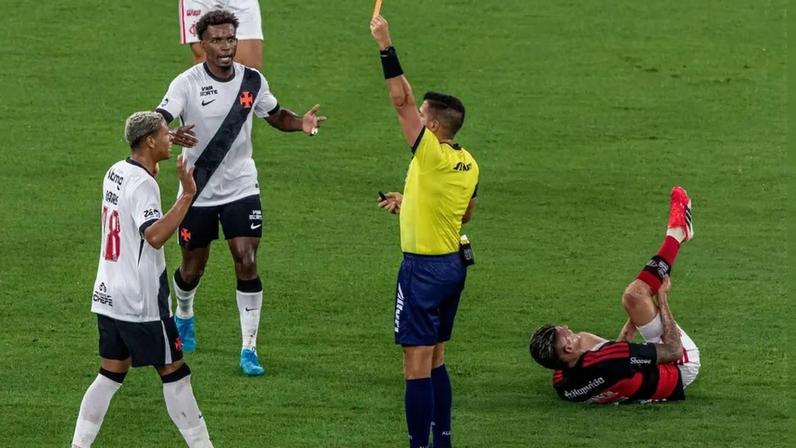 Bruno Arleu expulsa Barros por entrada em Carrascal (Foto: Maga Jr/Agência F8/Gazeta Press)