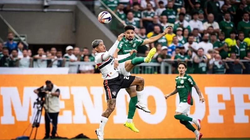 Jogadores de Palmeiras e São Paulo durante partida pelo Campeonato Paulista (Foto: REBECA SCHUMACKER/AGENCIA ENQUADRAR/GazetaPress)