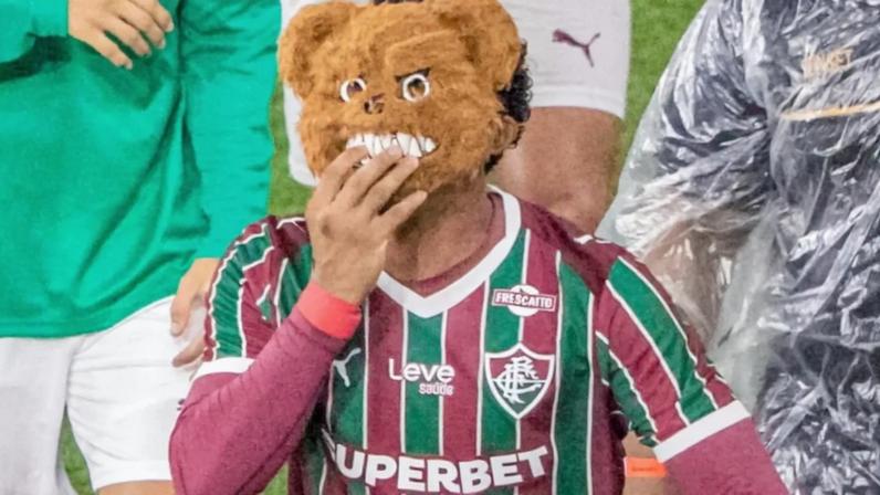 John Kennedy comemora gol em Fluminense x Flamengo com máscara de urso (Foto: Maga Jr/Agência F8/Gazeta Press)