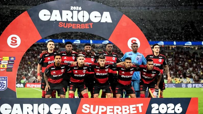 Time do Flamengo perfilado antes do duelo com o Fluminense (Foto: DELMIRO DOS SANTOS JUNIOR/MOCHILA PRESS/GazetaPress)