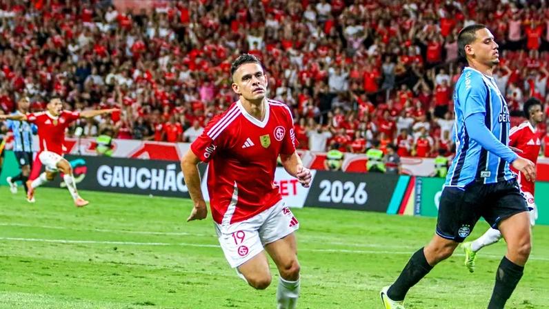 Rafael Borré sai para comemorar o gol da virada (Foto: Israel Cidade/W9 PRESS/Gazeta Press)