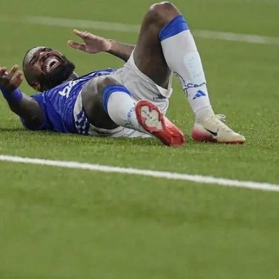 Gerson deixa Botafogo x Cruzeiro de maca após sentir dor na perna