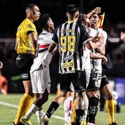 Jogadores de São Paulo e Santos reclamam da arbitragem no clássico
