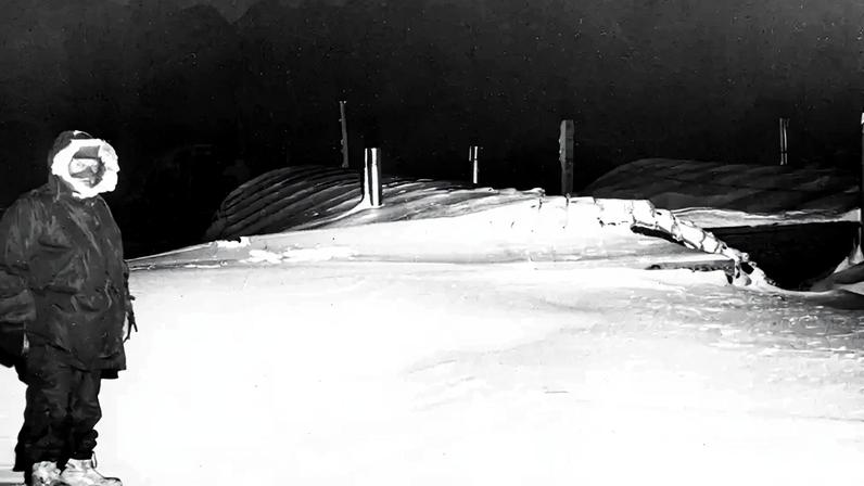 Fotografia da acampamento Camp Century do Exército dos EUA na Groenlândia, construído inteiramente abaixo da superfície da neve, testa novos conceitos de construção polar e abriga de 110 a 182 homens.