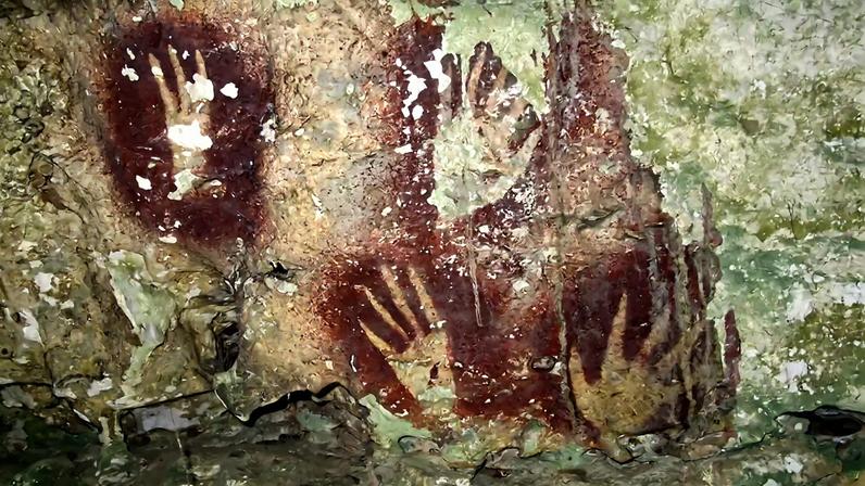 Pinturas rupestres, desenhos e mãos.