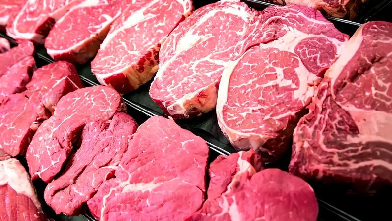 Fotografia de peças de carne vermelha.