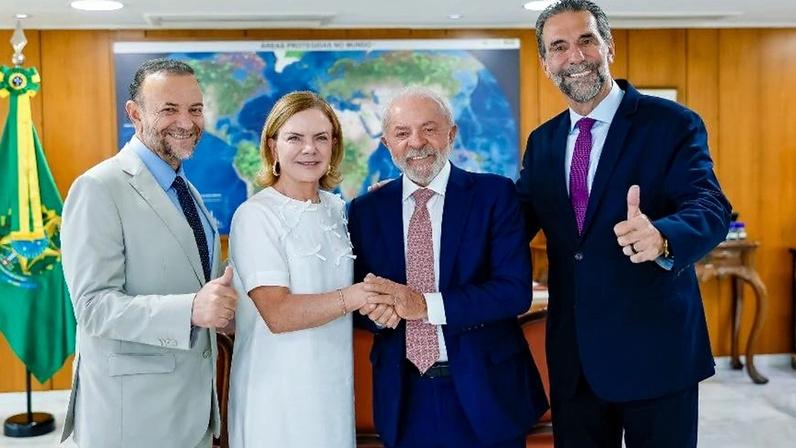 A ministra Gleisi Hoffmann em anúncio com o presidente Lula (PT) e os presidentes do PT, Edinho Silva, e de Itaipu, Ênio Verri, no Palácio do Planalto