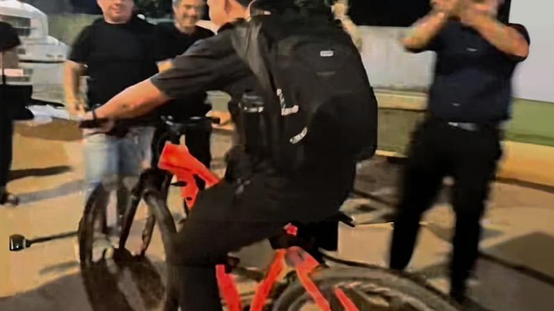 Bruninho ganhou uma nova bicicleta após a mobilização da igreja. (Foto: Reprodução/Instagram/Aviva Igreja)