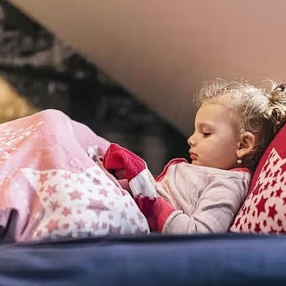 Fazer a criança dormir sozinha, obsessão da era contemporânea
