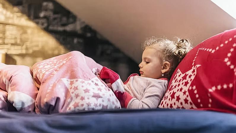 "Fazer a criança dormir sozinha parece ser, de fato, uma obsessão da nossa era", reflete pediatra espanhol