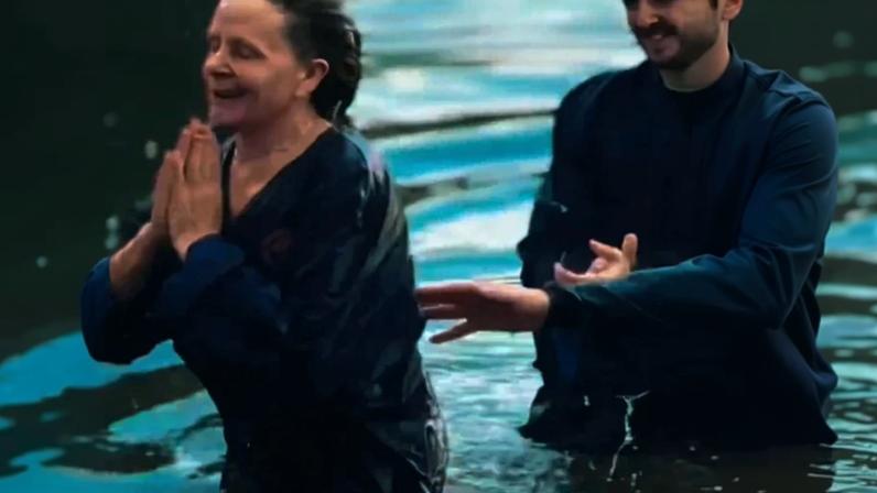 Batismos em rios, canais e lagos se multiplicam no Reino Unido