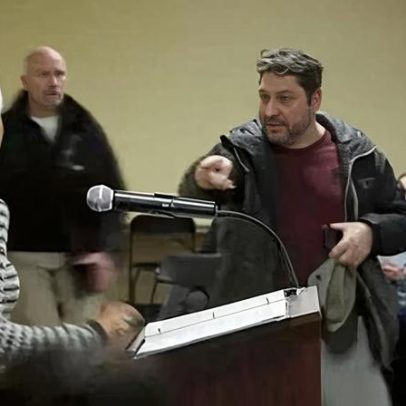 Ilhan Omar é atingida por substância desconhecida em reunião pública em Minneapolis