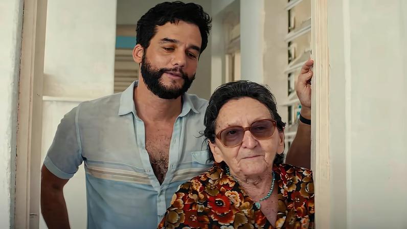 Fotografia do Wagner Moura com a Tânia Maria no filme O Agente Secreto.