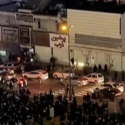 Líder supremo do Irã sinaliza repressão mais rígida com o aumento dos protestos