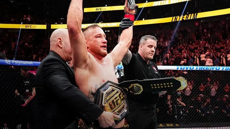 Justin Gaethje comemora a conquista do cinturão interino peso-leve após a vitória sobre Paddy Pimblett na luta principal do UFC 324. (Foto por Jeff Bottari/Zuffa LLC)