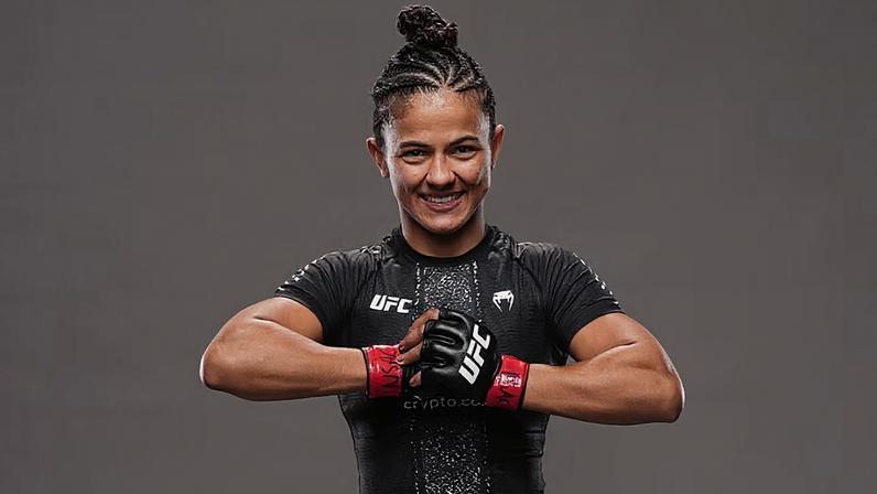 Natália Silva posa nos bastidores do UFC 324 após a vitória sobre Rose Namajunas, em janeiro de 2026. (Mike Roach/Zuffa LLC)