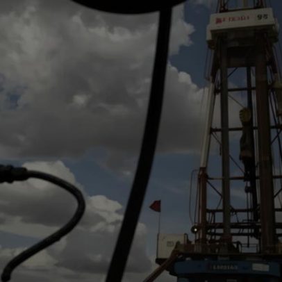 Petróleo cai após Trump anunciar envio venezuelano de até 50 milhões de barris