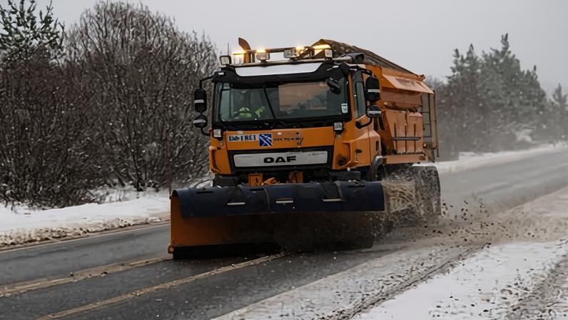 Previsão de neve afeta escolas na Escócia e gera alertas de frio na Inglaterra
