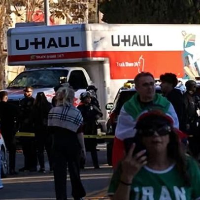 Caminhão da U-Haul percorre Los Angeles em marcha de apoio ao povo iraniano